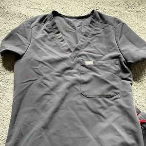 Single pocket scrub top